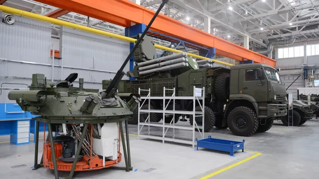 Военная техника в цехе Конструкторского бюро приборостроения имени академика А. Г. Шипунова. Слева: модернизированное боевое отделение БМП-2. Архивное фото