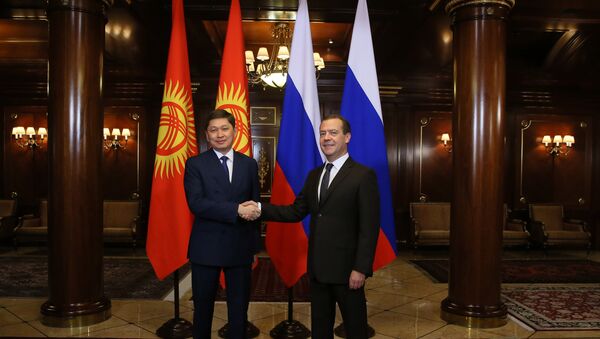 Премьер-министр Киргизии Сапар Исаков и председатель правительства РФ Дмитрий Медведев во время встречи в Горках. 29 сентября 2017