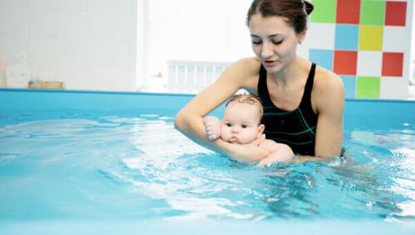Занятие с ребенком в студии раннего плавания