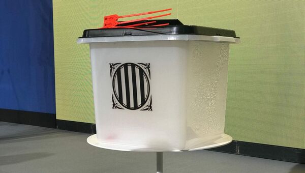 Урна для голосования на референдуме в Каталонии, Испания. 29 сентября 2017