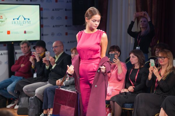 Показ моделей одежды российских дизайнеров в рамках первой Всероссийской ярмарки одежды, обуви и текстиля