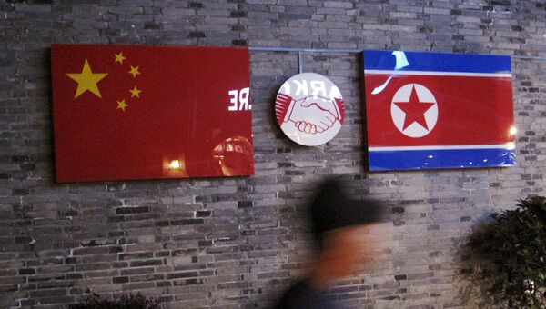 Флаги Китая и Северной Кореи в одном из закрывшихся ресторанов в Китае