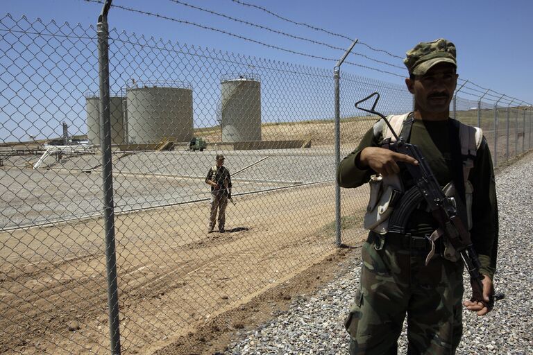 Сотрудники военизированной охраны возле нефтеперерабатывающего предприятия в Иракском Курдистане Сотрудники военизированной охраны возле нефтеперерабатывающего предприятия в Иракском Курдистане