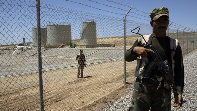 Сотрудники военизированной охраны возле нефтеперерабатывающего предприятия в Иракском Курдистане. Архивное фото