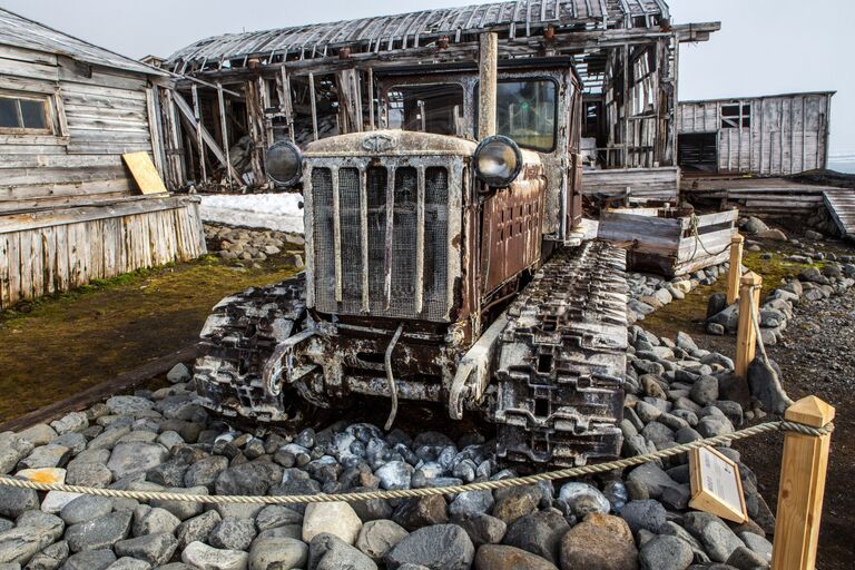 Трактор ДТ-55 в качестве экспоната на полярной станции Бухта Тихая на острове Гукера архипелага Земля Франца-Иосифа