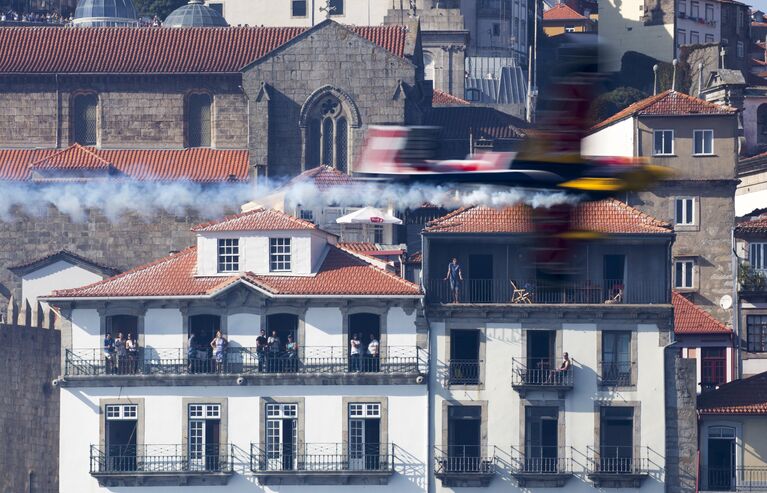 Пилот во время выступления в классе Challenger на этапе чемпионата мира Red Bull Air Race в Порту