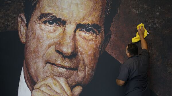 Рабочий протирает портрет экс-президента США Ричарда Никсона в здании музея и библиотеки, названных в его честь, в Калифорнии