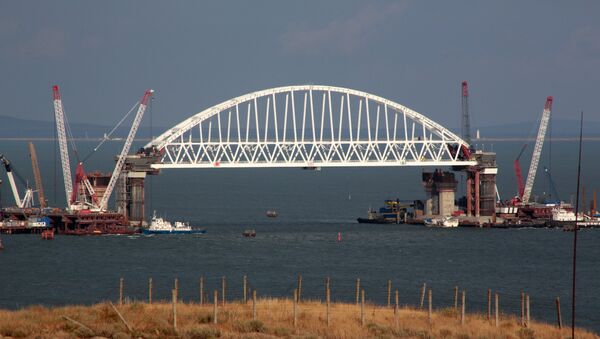 Железнодорожная арка строящегося моста через Керченский пролив. Архивное фото
