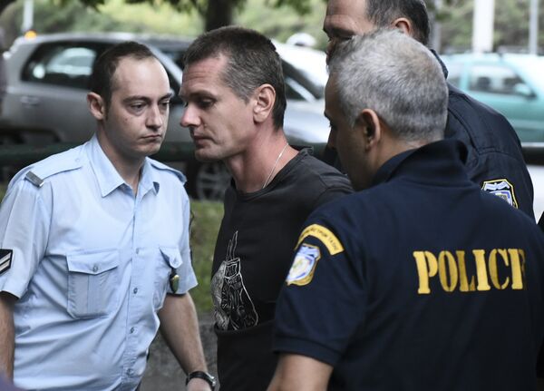 Гражданин России Александр Винник в окружении офицеров полиции в аэропорту в Салониках. 29 сентября 2017 Гражданин России Александр Винник в окружении офицеров полиции в аэропорту в Салониках. 29 сентября 2017