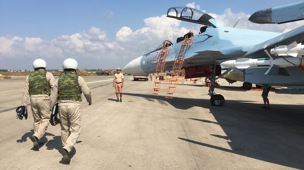 Российские летчики готовятся к посадке в истребитель Су-30 перед вылетом с аэродрома Хмеймим в Сирии. 5 октября 2015