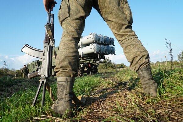 Военнослужащие у берегового ракетного комплекса Бал перед запуском противокарабельной крылатой ракеты в рамках совместных стратегических учений вооруженных сил России и Белоруссии Запад-2017 Военнослужащие у берегового ракетного комплекса Бал перед запуском противокарабельной крылатой ракеты в рамках совместных стратегических учений вооруженных сил России и Белоруссии Запад-2017