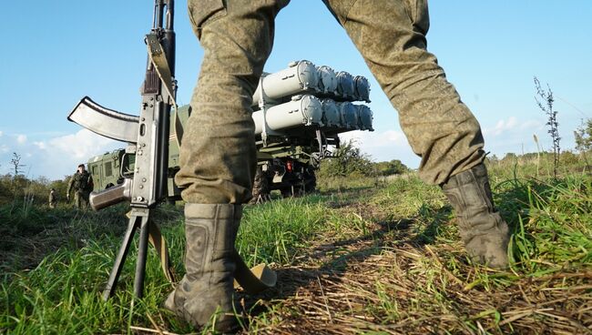 Военнослужащие у берегового ракетного комплекса Бал. Архивное фото