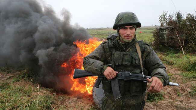 Военнослужащий во время тактических учений мотострелковых подразделений Балтийского флота в рамах стратегических учений Запад-2017 на полигоне Правдинский в Калининградской области. Архивное фото