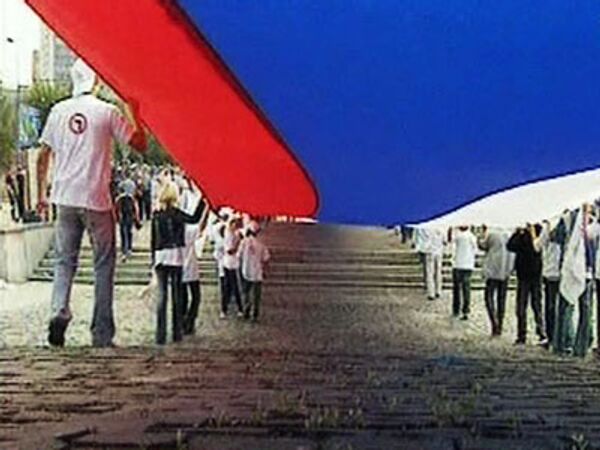 Белый, синий, красный: Россия отмечает день флага