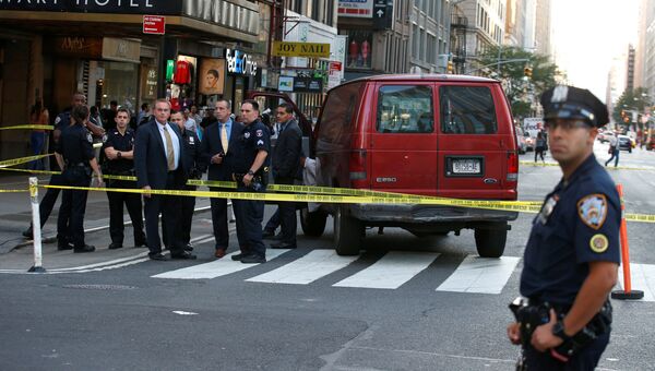 Полицейские на месте, где фургон въехал в пешеходов в Нью-Йорке. 29 сентября 2017