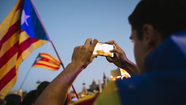 Участники митинга в Барселоне в поддержку референдума о независимости Каталонии. 29 сентября 2017