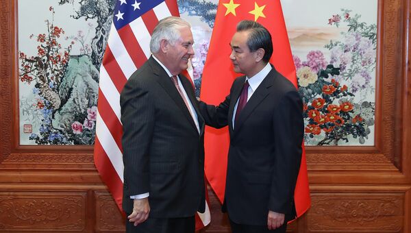 Госсекретарь США Рекс Тиллерсон и глава МИД КНР Ван И перед встречей в Большом зале народа в Пекине. 30 сентября 2017