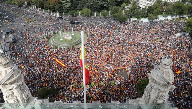 Люди перед зданием мэрии во время демонстрации, выступающие против референдума о независимости Каталонии, Мадрид. 30 сентября 2017