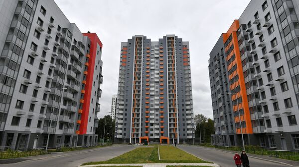 Многоэтажные жилые дома на Бескудниковском бульваре в Москве, предназначенные для переселения участников программы реновации. Архивное фото