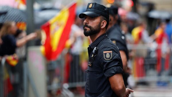 Испанские сотрудники национальной полиции во время демонстрации на площади Сан-Жауме в Барселоне, Испания