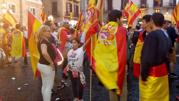 Люди во время демонстрации, выступающие против референдума о независимости Каталонии, Барселона. 30 сентября 2017