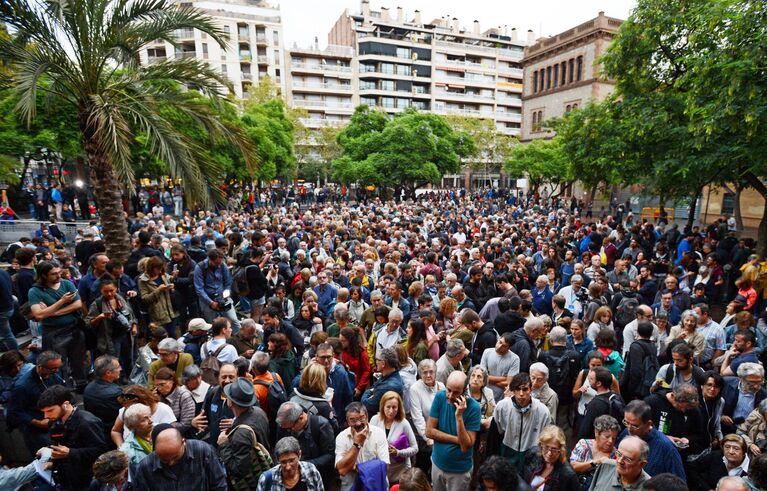 Люди ожидают открытия избирательного участка в Барселоне для дальнейшего голосования на референдуме о независимости Каталонии от Испании. 1 октября 2017