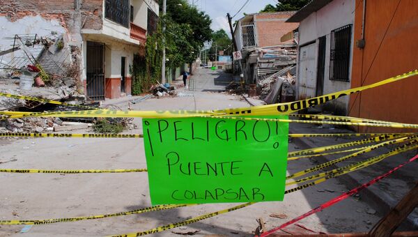 Предупреждение о возможности обрушения моста в мексиканской Хохутле, разрушенной землетрясением