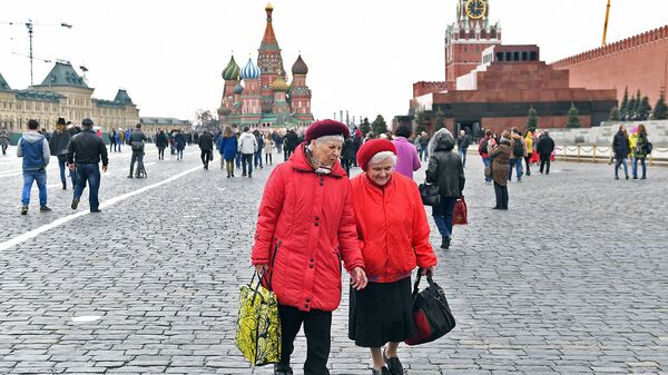 Пенсионерки гуляют около Кремля. Архивное фото