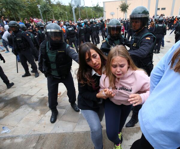 Столкновения между толпой и испанскими офицерами гражданской гвардии в Сан-Жульян-де-Рамис, Испания. 1 октября 2017
