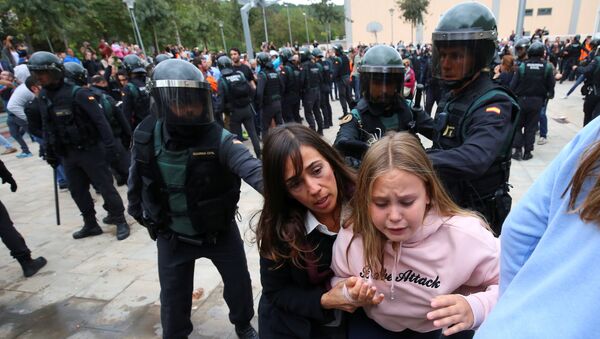 Столкновения между толпой и испанскими офицерами гражданской гвардии в Сан-Жульян-де-Рамис, Испания. 1 октября 2017
