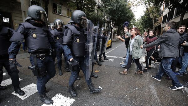 Столкновения с испанскими полицейскими после захвата урн для голосования на избирательном участке в Барселоне, Испания. 1 октября 2017