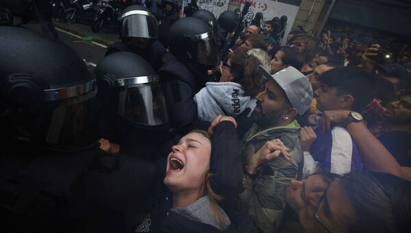 Столкновения с испанскими полицейскими в Барселоне, Испания. 1 октября 2017