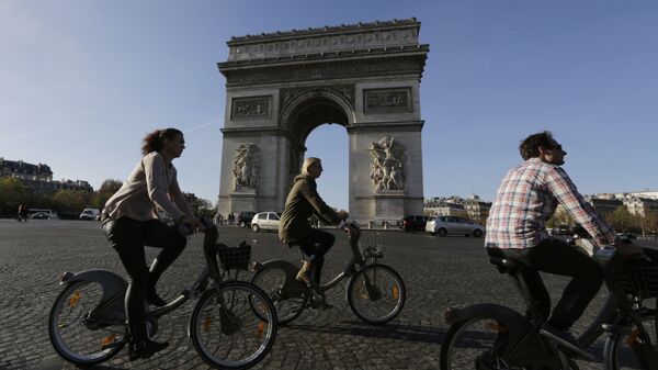 Велосипедисты в районе Елисейских полей Парижа, Франция