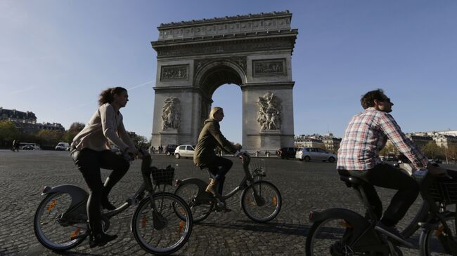 Велосипедисты в районе Елисейских полей Парижа, Франция. Архивное фото.