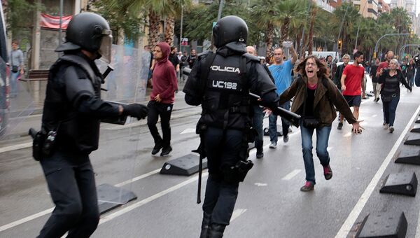 Беспорядки возле избирательного участка в Барселоне, Испания. 1 октября 2017