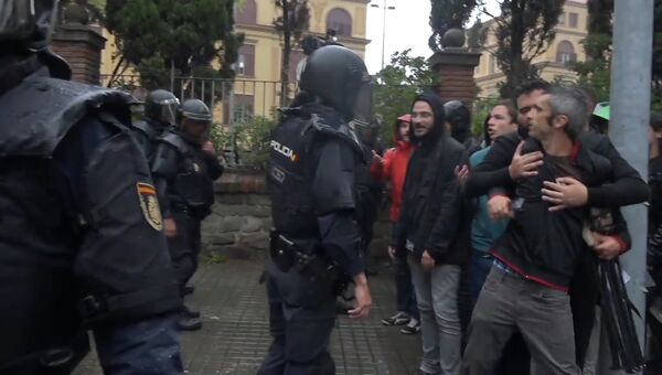 Стычки с полицией и попытки прорваться к участкам: как проходит референдум в Каталонии