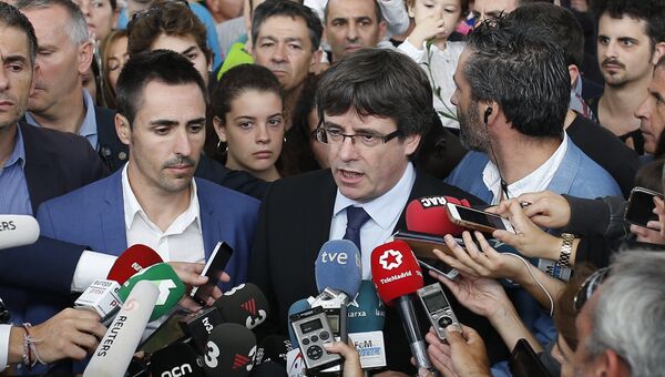 Глава правительства Каталонии Карлес Пучдемон беседует с представителями СМИ на избирательном участке в Каталонии. 1 октября 2017