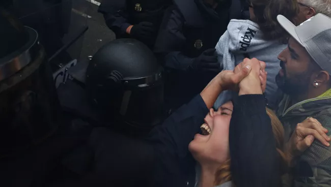 Столкновения с испанскими полицейскими в Барселоне, Испания. 1 октября 2017