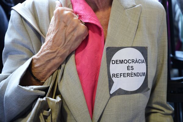 Избиратель на избирательном участке в Барселоне во время референдума о независимости Каталонии. 1 сентября 2017