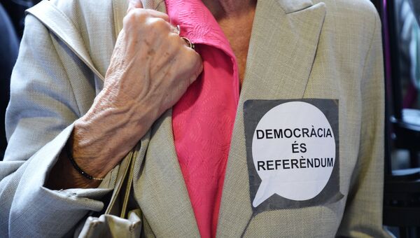 Избиратель на избирательном участке в Барселоне во время референдума о независимости Каталонии. 1 сентября 2017