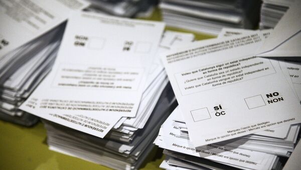 Бюллетени для голосования на избирательном участке в Барселоне во время референдума о независимости Каталонии. 1 октября 2017