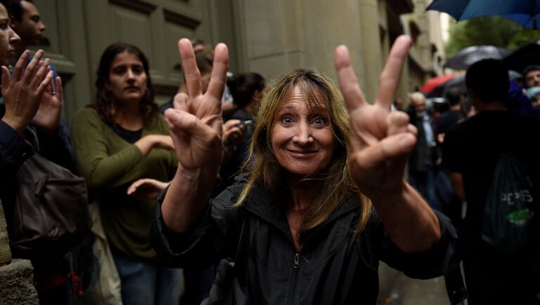 Женщина после голосования на избирательном участке в Барселоне, Испания. 1 октября 2017