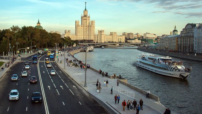 Вид на Москворецкую набережную с Парящего моста природно-ландшафтного парка Зарядье