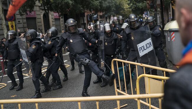 Испанская полиция пытается помешать людям добраться до места для голосования в Барселоне, Испания. 1 октября 2017