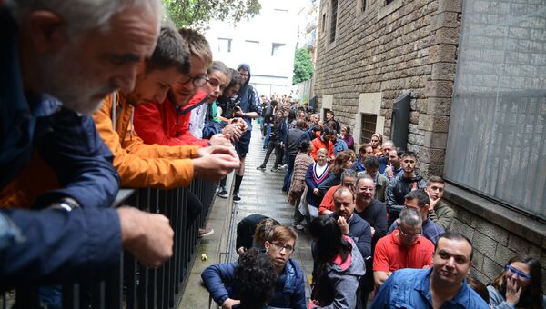 Люди в очереди на избирательный участок в Барселоне во время референдума о независимости Каталонии. 1 октября 2017