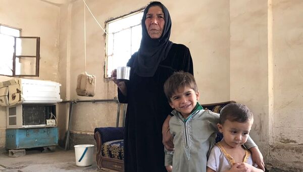 Женщина с детьми в жилом доме в Дейр-эз-Зоре