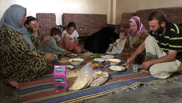 Семья во время обеда в своем доме в Дейр-эз-Зоре