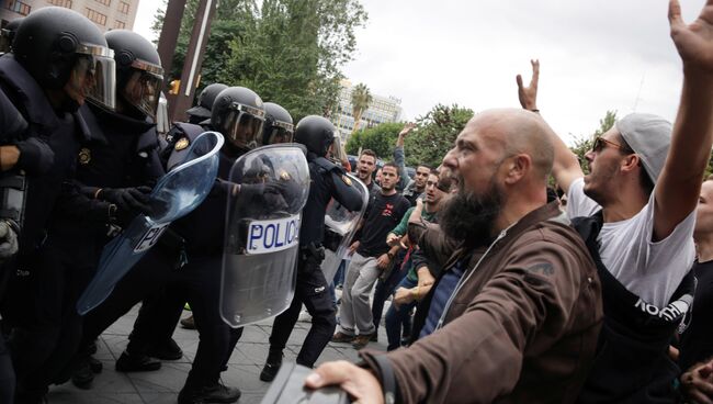 Столкновения с испанскими полицейскими в Таррагоне, Испания. 1 октября 2017