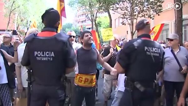 СМИ опубликовали видео перепалки между гвардией и каталонской полицией. Скриншот видео