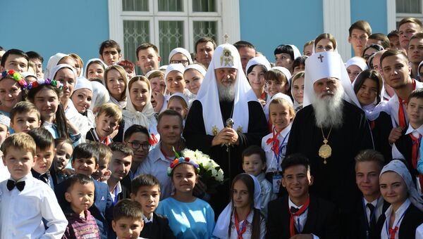 Патриарх Кирилл и митрополит Викентий фотографируются с учащимися Православной гимназии в Ташкенте. 1 октября 2017